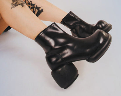 T2317L Black Burnished Bubble II Anarchic Zip Boot - T.U.K. Shoes