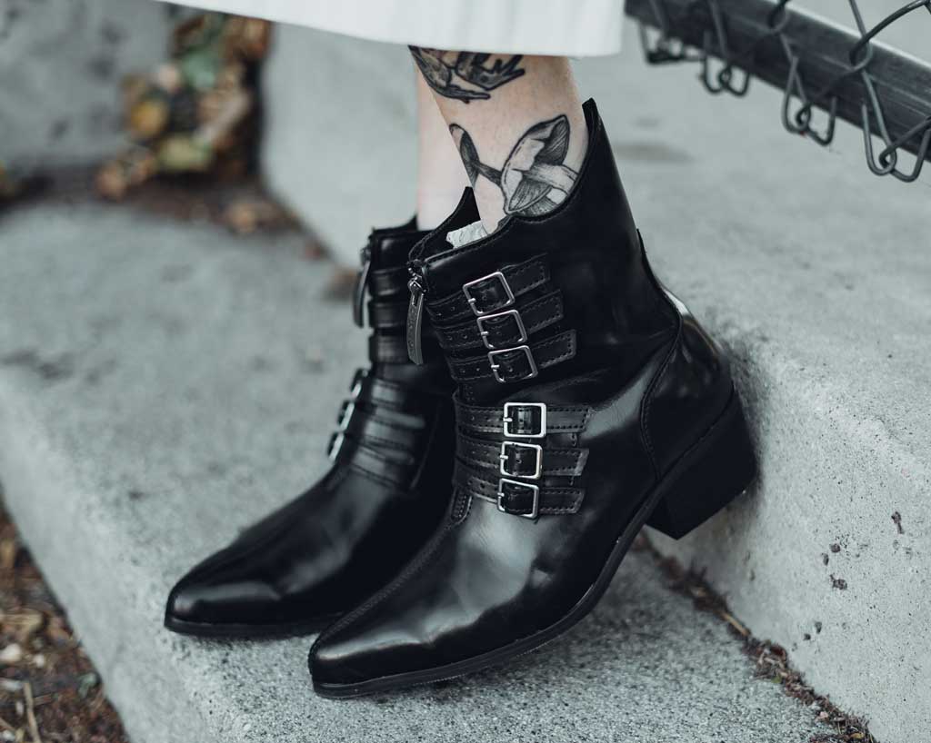 T2301L Black Victorian Anarchic 6-Buckle Pointed Boot - T.U.K. Shoes