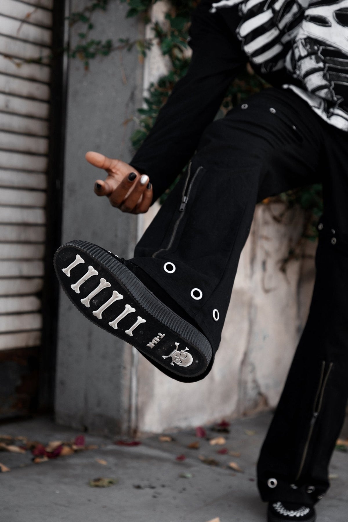 A3430 Black & White Suede Lace-Up Creeper Sneaker - T.U.K. Shoes
